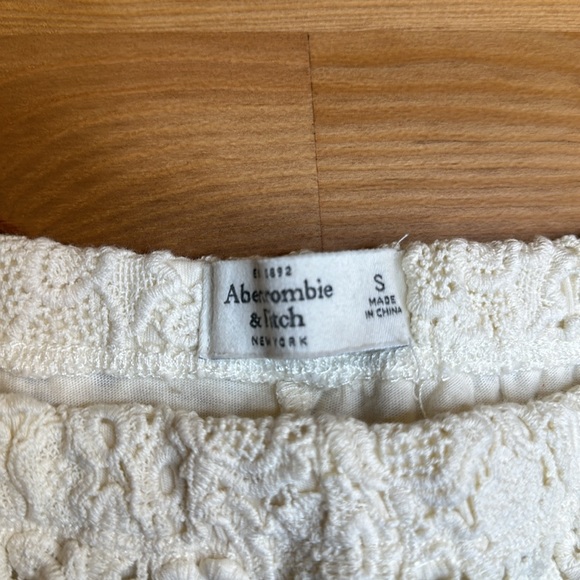 Abercrombie is and fitch white lace shorts size small - Picture 3 of 8